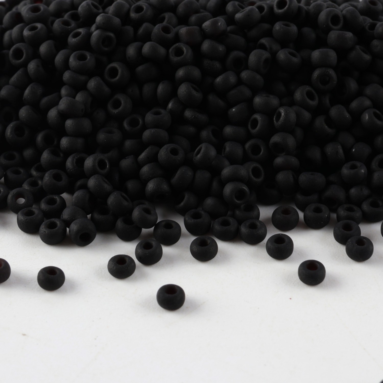 国産マットブラック＆ホワイトCJ 11/0トップシードビーズ - Seed Bead Tube のレビューと価格
